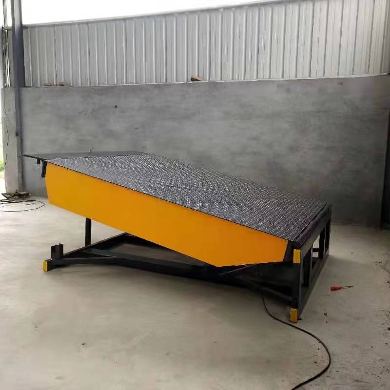 固定式登车桥载重5-10吨，角度可调节，